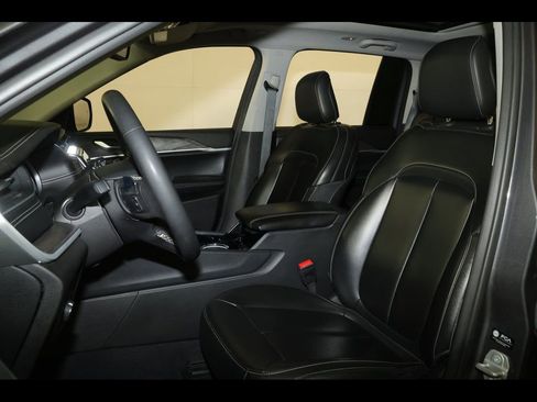 Used 2023 Jeep Grand Cherokee Limited w/ Black Appearance Package AWD/4WD image 24