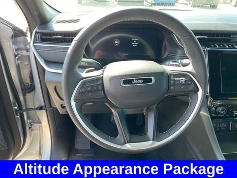 Used 2025 Jeep Grand Cherokee Altitude AWD/4WD image 14