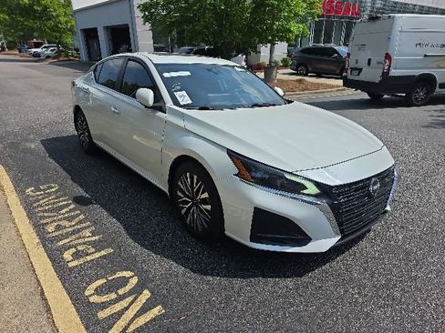 Used 2023 Nissan Altima 2.5 SV w/ SV Premium Package FWD image 3