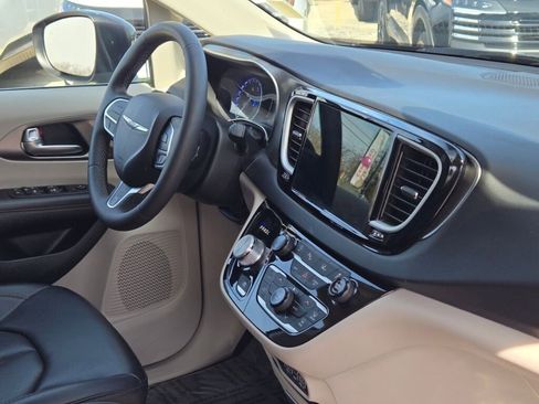 Used 2023 Chrysler Pacifica Touring-L FWD image 6
