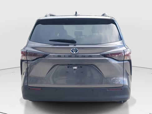 Used 2023 Toyota Sienna XLE image 4