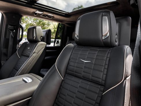 Used 2025 Cadillac Escalade ESV V image 22