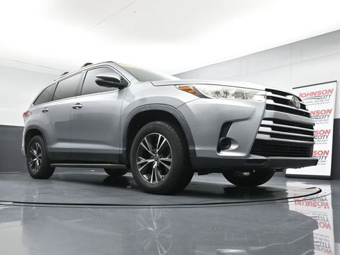 Used 2019 Toyota Highlander LE FWD image 28