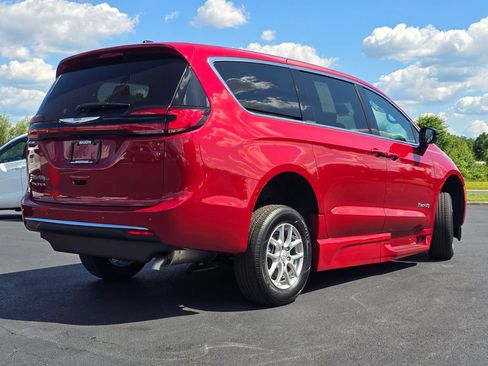 Used 2026 Chrysler Pacifica Select FWD image 8
