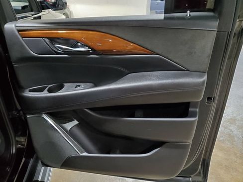 Used 2019 Cadillac Escalade ESV Luxury RWD image 24