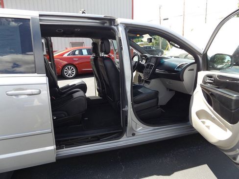 Used 2017 Dodge Grand Caravan SXT FWD image 18