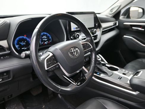 Used 2023 Toyota Highlander Limited FWD image 18