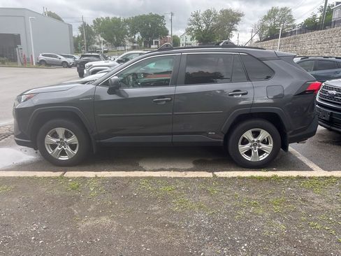 Used 2019 Toyota RAV4 LE w/ Carpet Mat Package AWD/4WD image 4