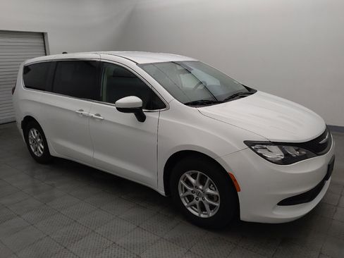 Used 2022 Chrysler Voyager LX FWD image 11