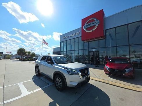 Used 2024 Nissan Pathfinder S image 2