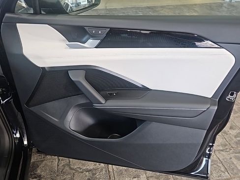 New 2025 Volkswagen Tiguan SE image 11