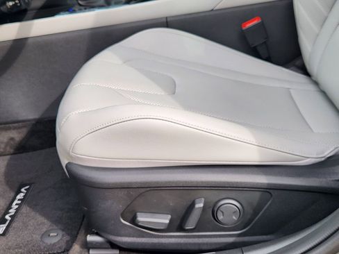 New 2026 Hyundai Elantra Limited FWD image 17