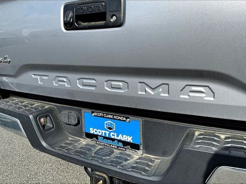 Used 2016 Toyota Tacoma SR5 w/ SR5 Appearance Package (SN) image 20