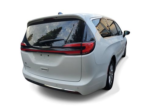 Used 2024 Chrysler Pacifica Touring-L FWD image 4