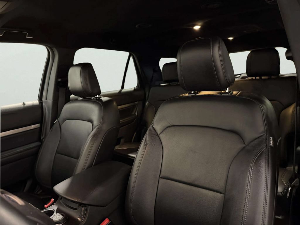 Used 2018 Ford Explorer XLT w/ Equipment Group 202A AWD/4WD image 15