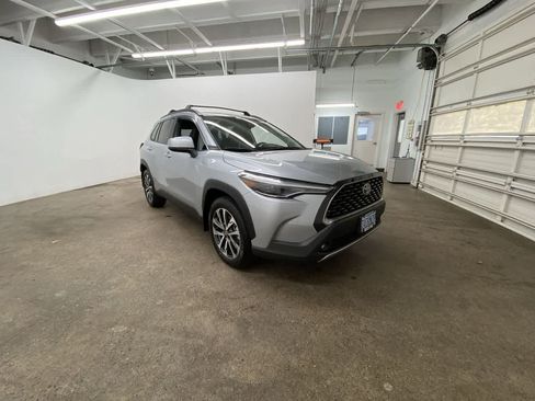 Used 2022 Toyota Corolla Cross XLE w/ Black Badges Package (TMS) image 8