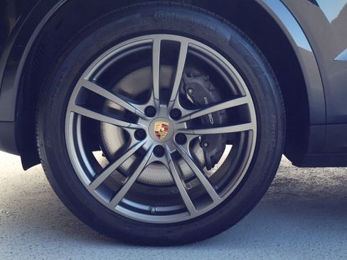 Certified 2023 Porsche Cayenne Platinum Edition image 27