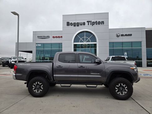 Used 2017 Toyota Tacoma TRD Off-Road w/ Tow Package (A/T) image 2
