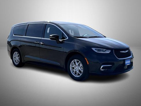 Used 2025 Chrysler Pacifica Select FWD image 3