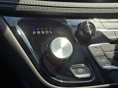 Used 2025 Chrysler Pacifica Limited FWD image 17