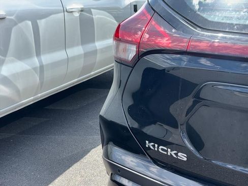 Used 2023 Nissan Kicks SR w/ SR Premium Package FWD image 11