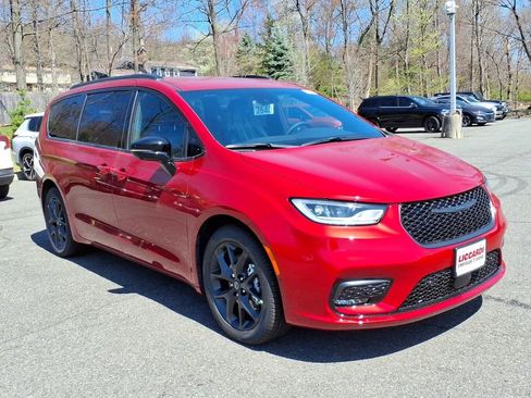 New 2026 Chrysler Pacifica Select image 1