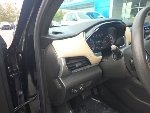 Used 2022 Chevrolet Traverse LS image 13