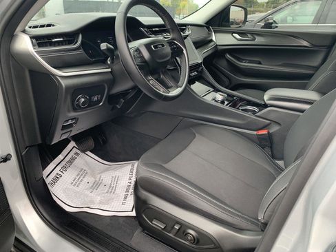 Used 2023 Jeep Grand Cherokee Laredo X image 14