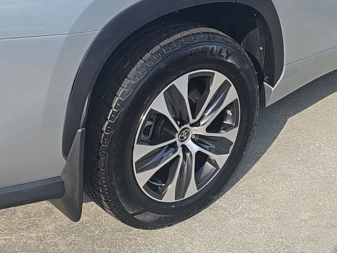 Used 2022 Toyota Highlander XLE image 9