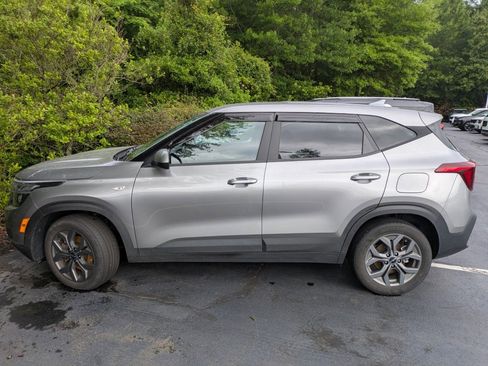 Used 2024 Kia Seltos LX AWD/4WD image 2