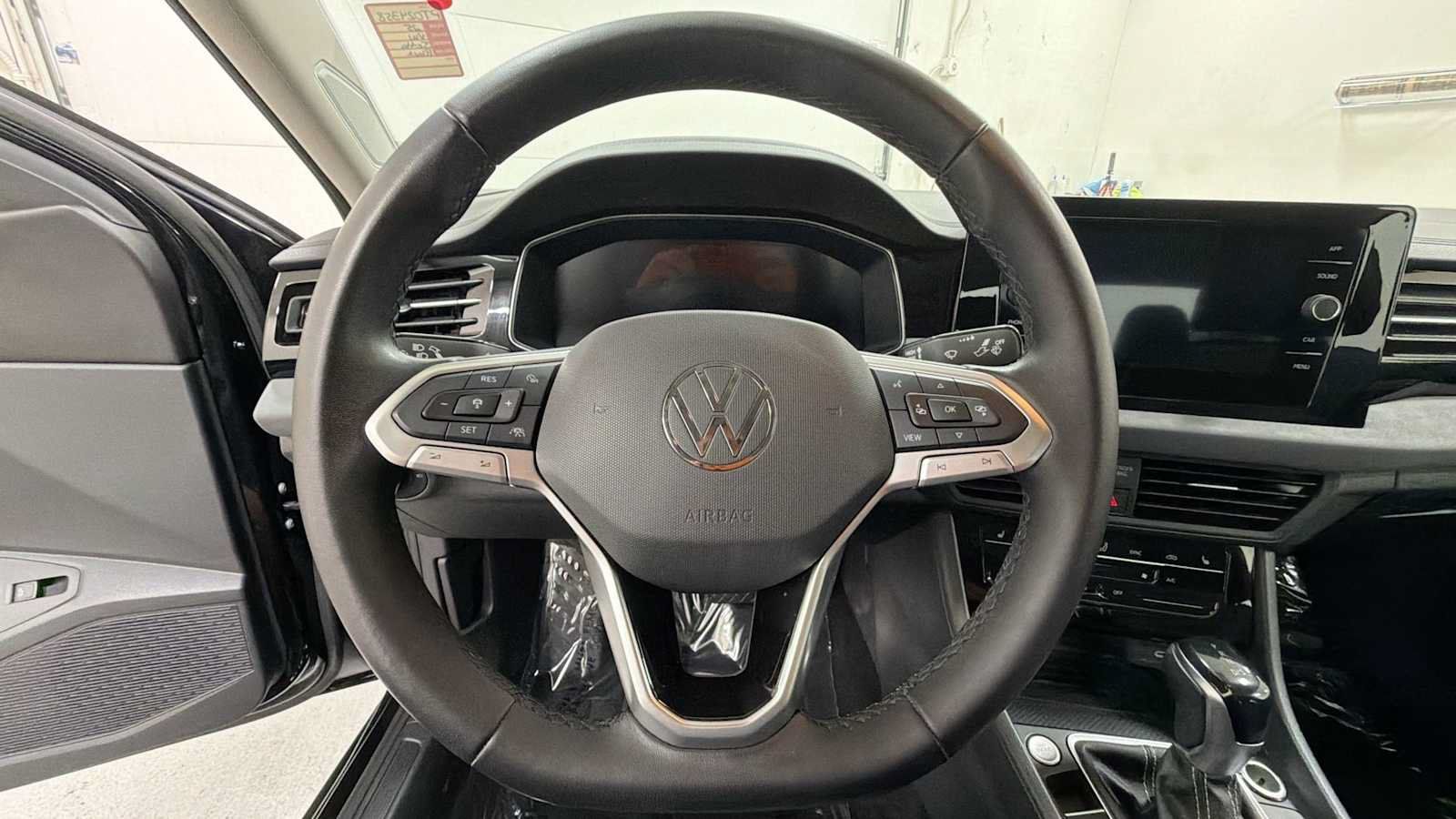 Used 2025 Volkswagen Jetta SE FWD image 16