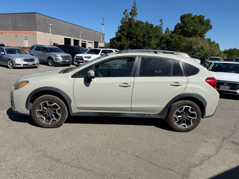 Used 2017 Subaru Crosstrek 2.0i Premium AWD/4WD image 2