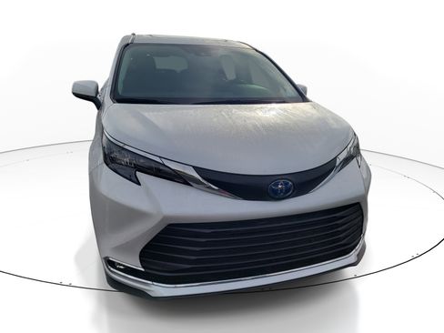 Used 2024 Toyota Sienna XLE w/ XLE Plus Package FWD image 2