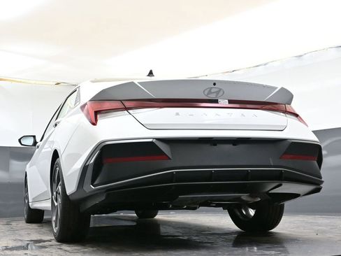 Certified 2025 Hyundai Elantra SEL image 31