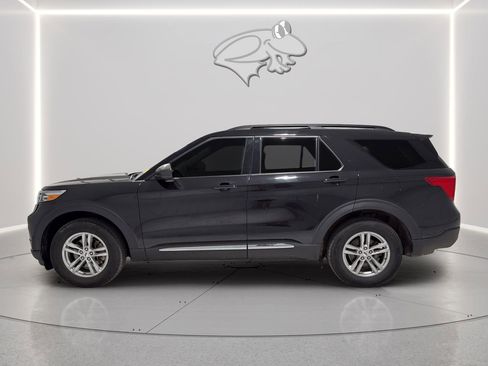 Used 2023 Ford Explorer XLT image 3
