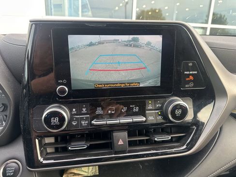 Used 2024 Toyota Highlander LE FWD image 8