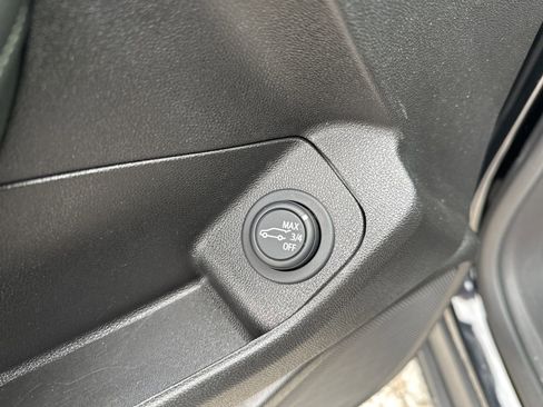 Used 2024 GMC Terrain SLT image 28