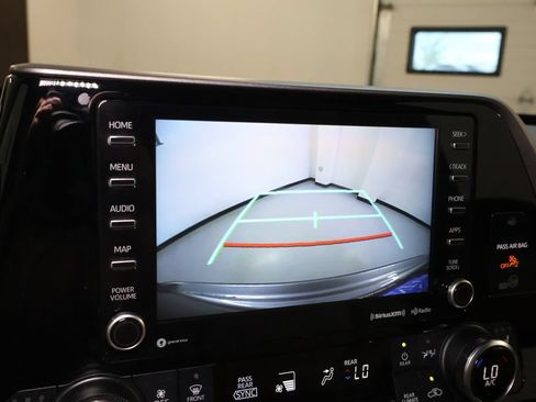 Used 2021 Toyota Highlander XLE AWD/4WD image 30