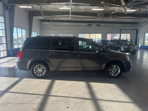 Used 2019 Dodge Grand Caravan SXT image 6
