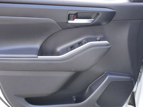 Used 2022 Toyota Highlander XLE image 29