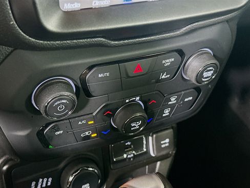 Used 2023 Jeep Renegade Altitude w/ Sun/Sound Group AWD/4WD image 23
