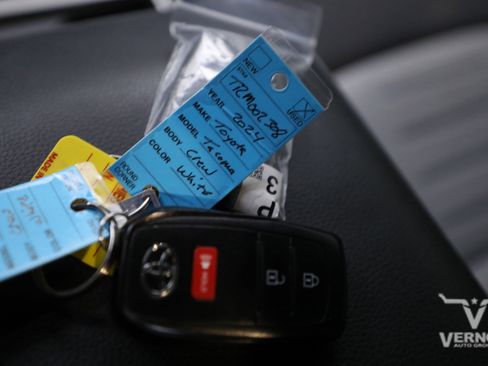 Used 2024 Toyota Tacoma TRD Sport image 36