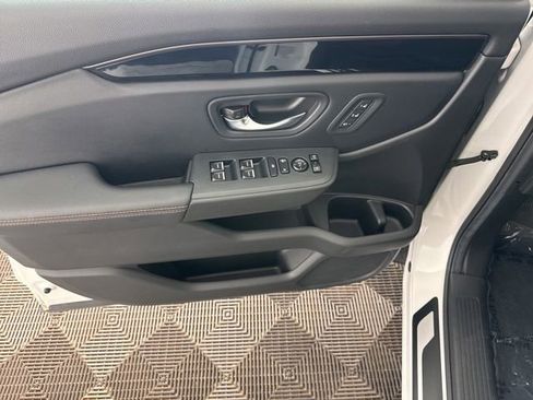 Used 2025 Honda Pilot TrailSport image 25