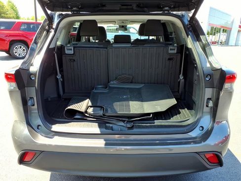 Used 2025 Toyota Highlander LE FWD image 10