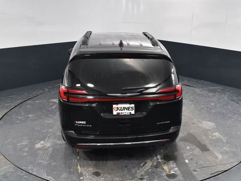Used 2023 Chrysler Pacifica Limited FWD image 45