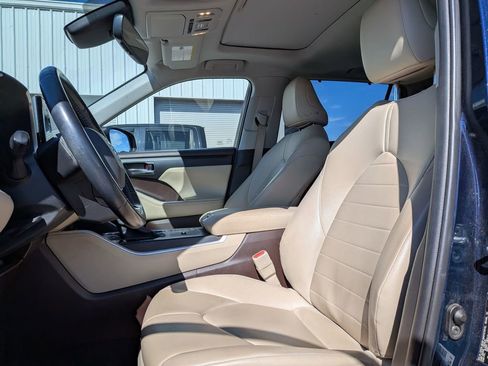 Used 2020 Toyota Highlander XLE image 13