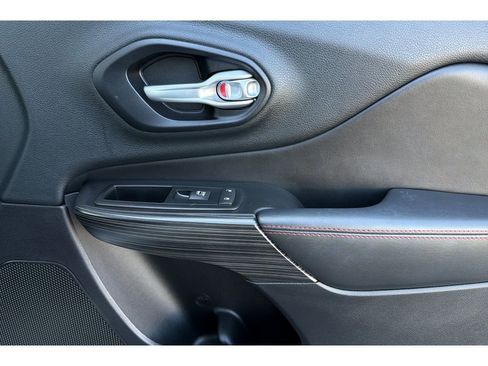 Used 2014 Jeep Cherokee Trailhawk w/ Comfort/Convenience Group AWD/4WD image 20