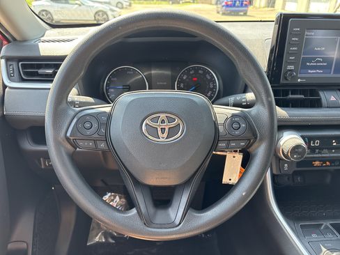 Used 2021 Toyota RAV4 LE AWD/4WD image 25