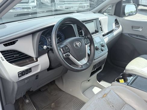 Used 2015 Toyota Sienna XLE w/ XLE Navigation Package FWD image 8