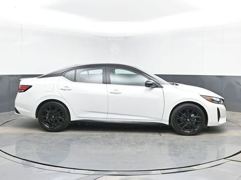Used 2025 Nissan Sentra SR w/ SR Premium Package image 11